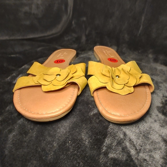 MILA PAOLI yellow suede leather flower slide on sandals. Made in Italy. Size 10. - Picture 4 of 6